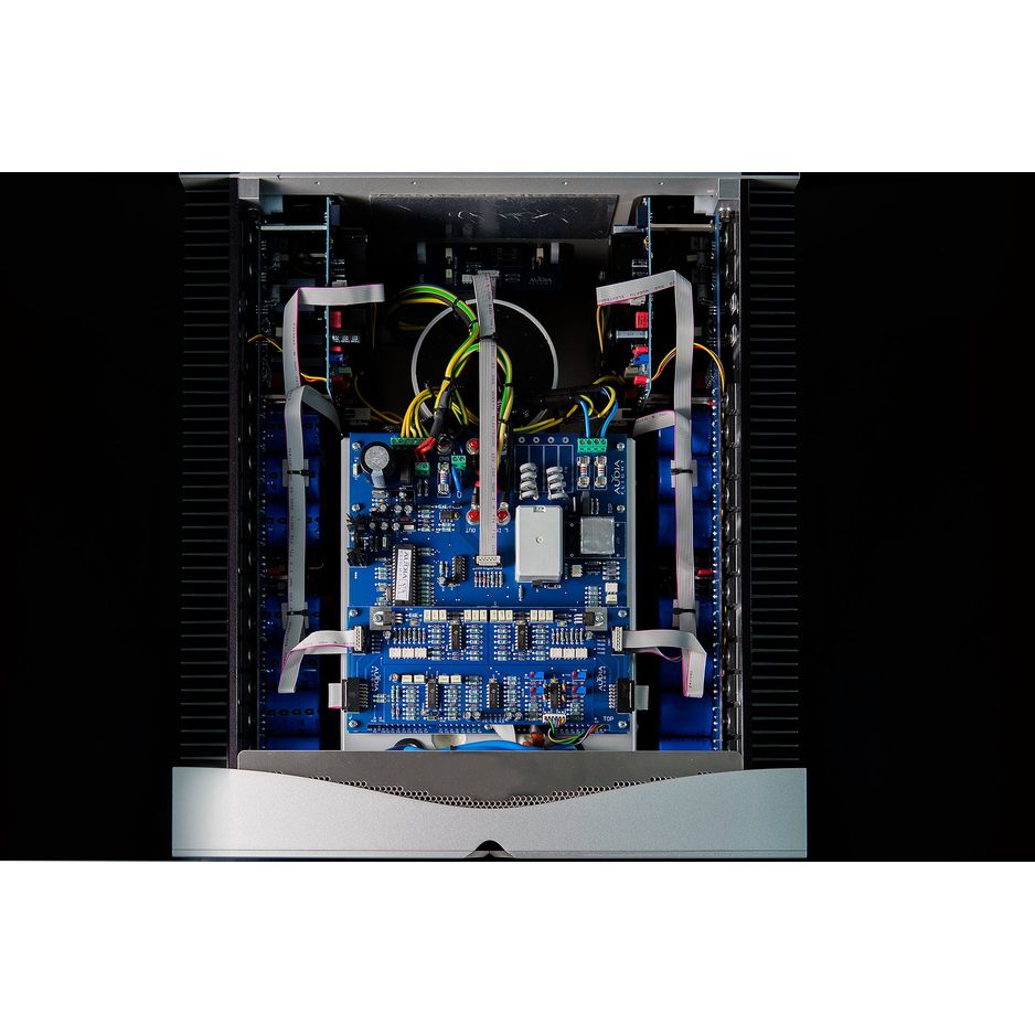 Audia Flight Strumento no.4 mk2 Stereo Power Amplifier three-quarter view