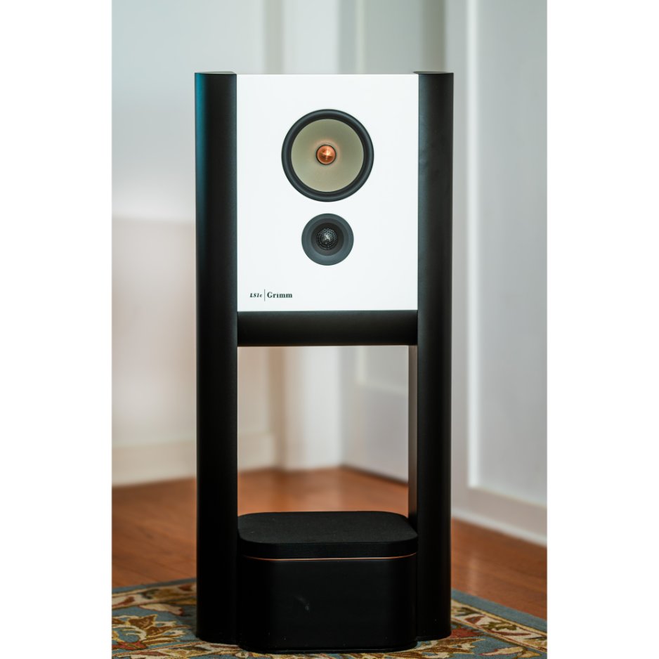 Grimm Audio LS1c Loudspeaker white in living room
