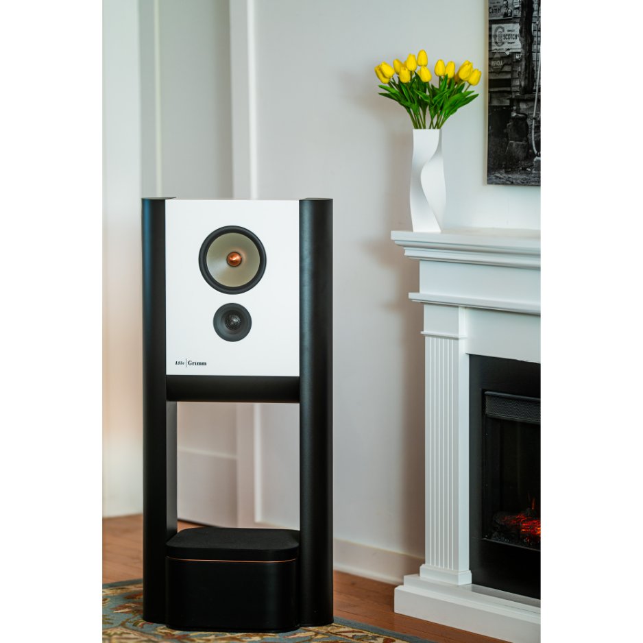 Grimm Audio LS1c Loudspeaker white in living room