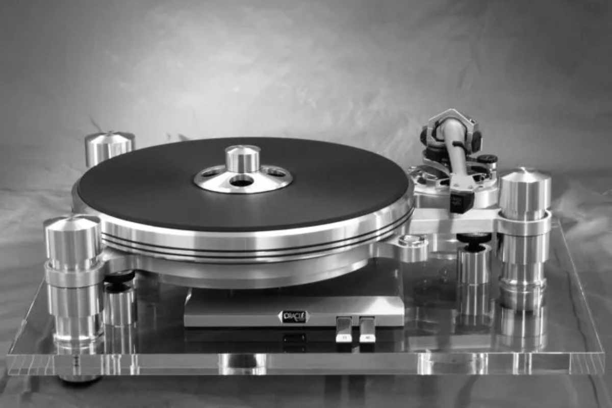 Oracle Audio Delphi Mk VII Classic Black and White full background 1200 x 800