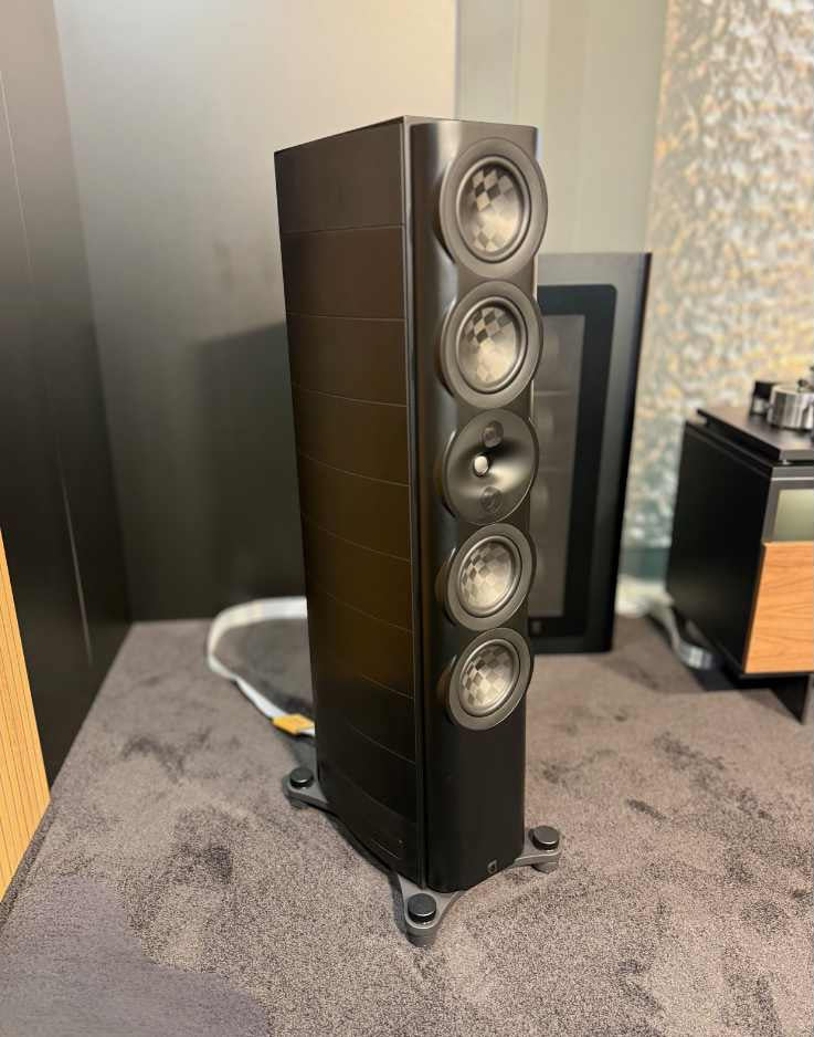 Perlisten S7t Black Edition Pre-Order Diagonal Photo with blurred background of listening space