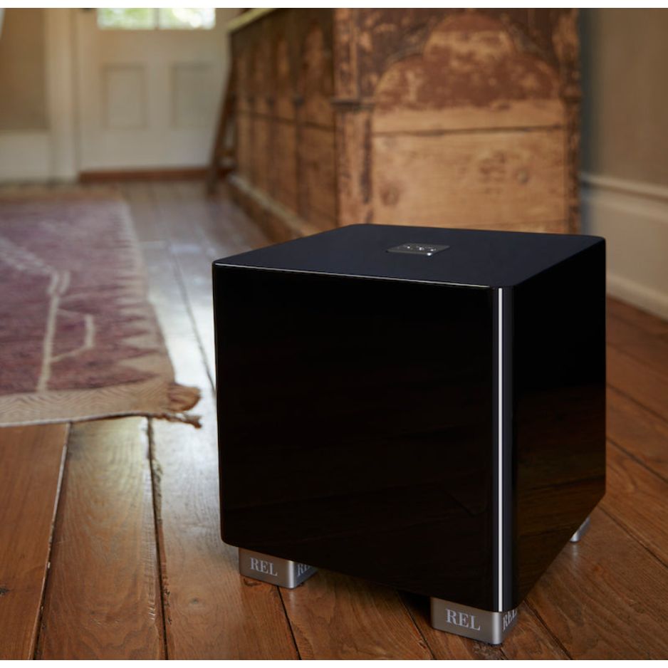 REL T/5x Subwoofer piano black lifestyle