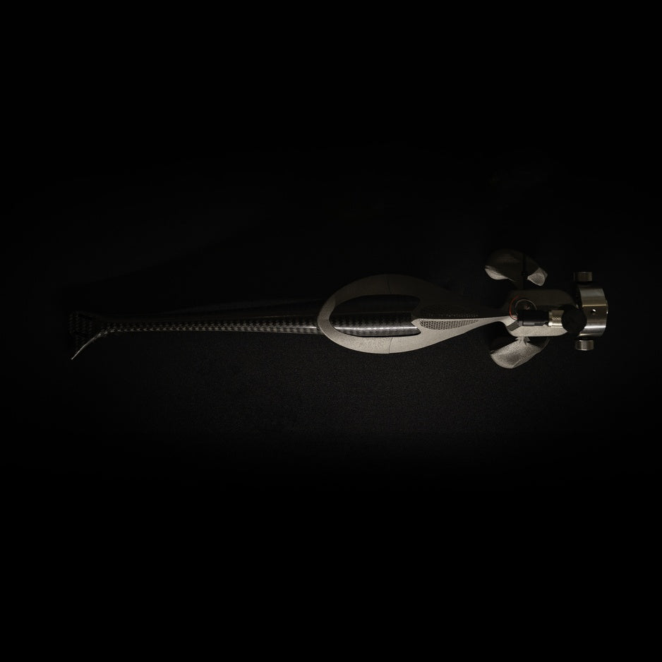 Wilson Benesch Graviton Ti Armwand - Matt Titanium bearing hub and EcoGrip chuck detail