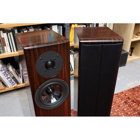 Vienna Acoustics Bach Ultimate Edition driver detail with and without grille