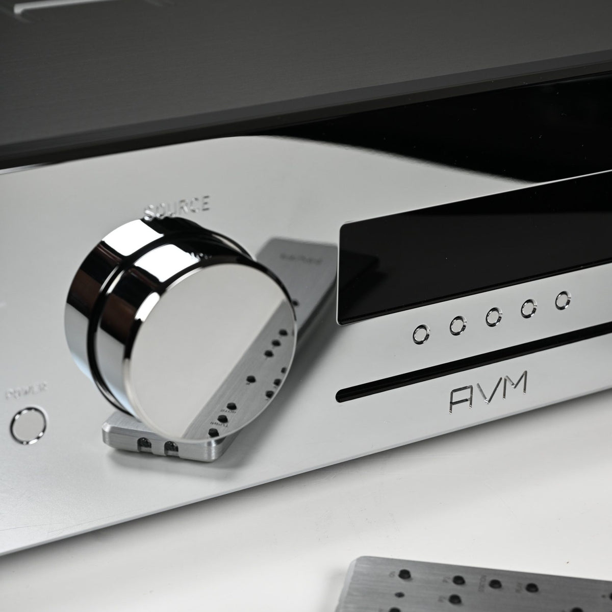 AVM Ovation CS 8.3 S Streaming CD Receiver, Cellini chrome, source knob close-up