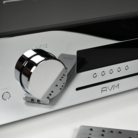 AVM Ovation CS 8.3 S Streaming CD Receiver, Cellini chrome, source knob close-up