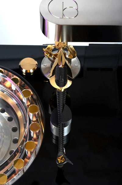 Wilson Benesch STAGE One step-up transformer and over-arm cable exit mounted above the Graviton Ti tonearm pivot on the GMT ONE System