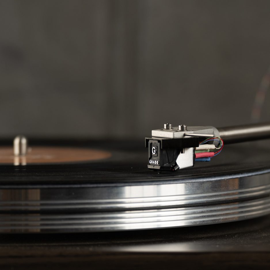 Grado Green4 tracking vinyl record closeup