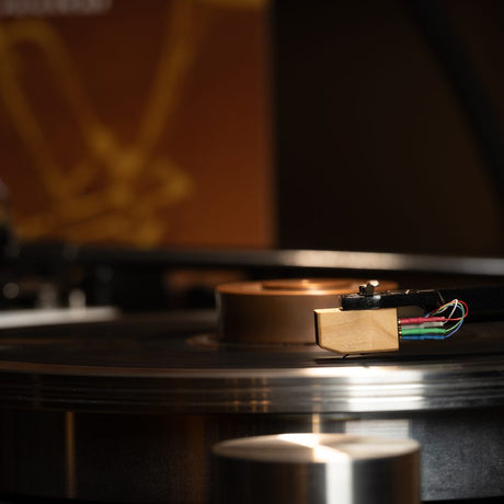 Grado Platinum4 on turntable with album art background